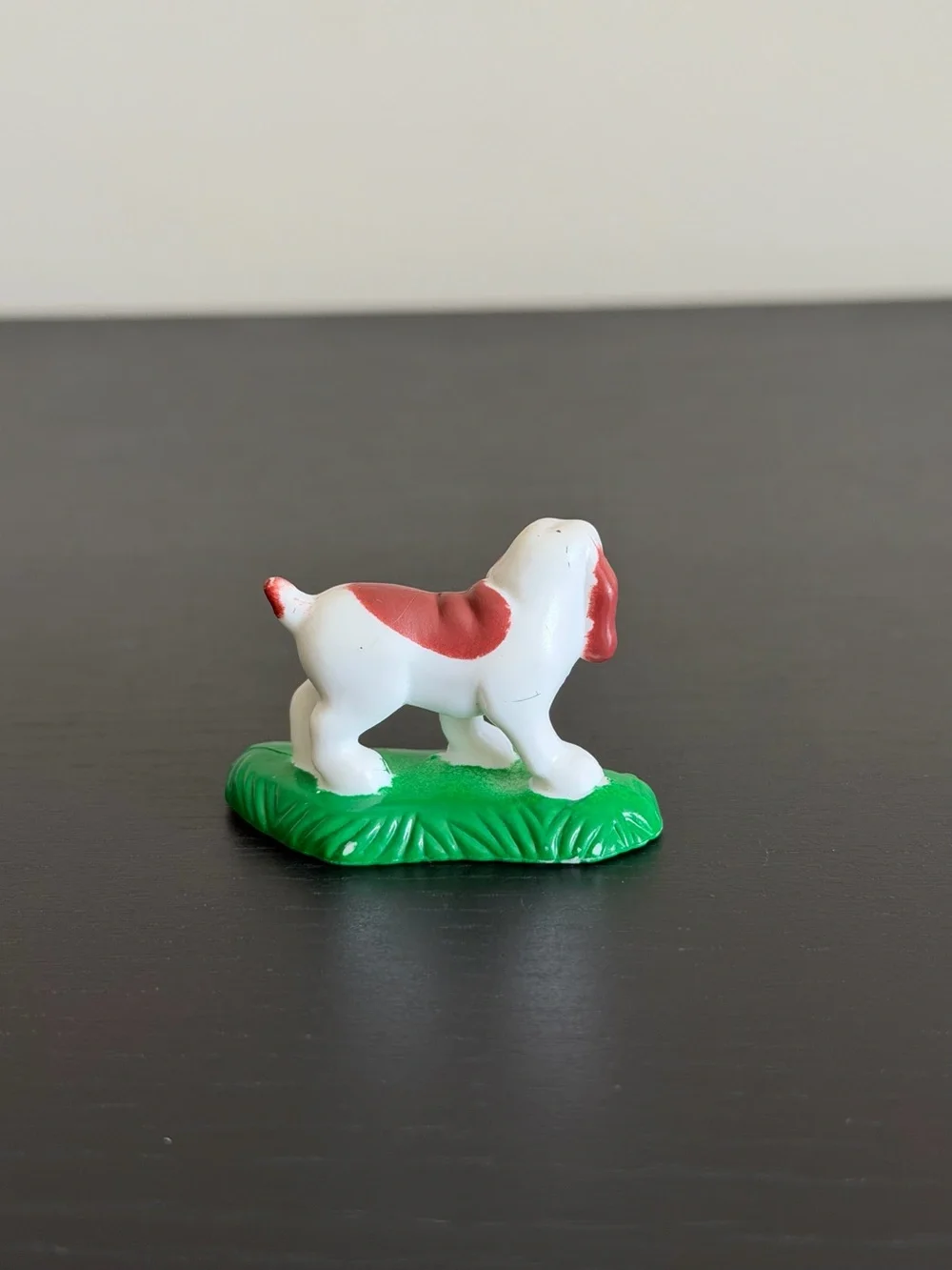 Lincoln Logs Brown White Puppy Dog Toy Figure Green Grass 2 Inch Vintage
